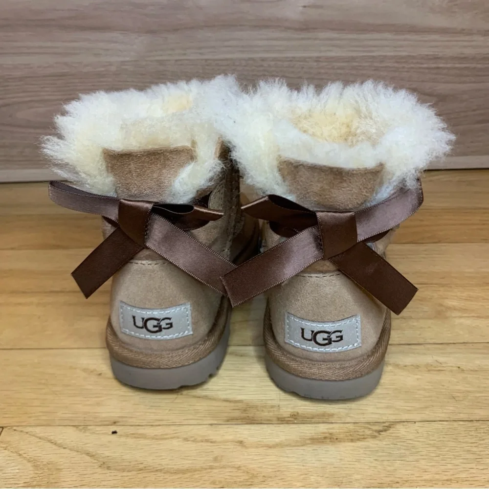 Ugg Mini Bailey Bow Kid's Boots in Chestnut - Size 11